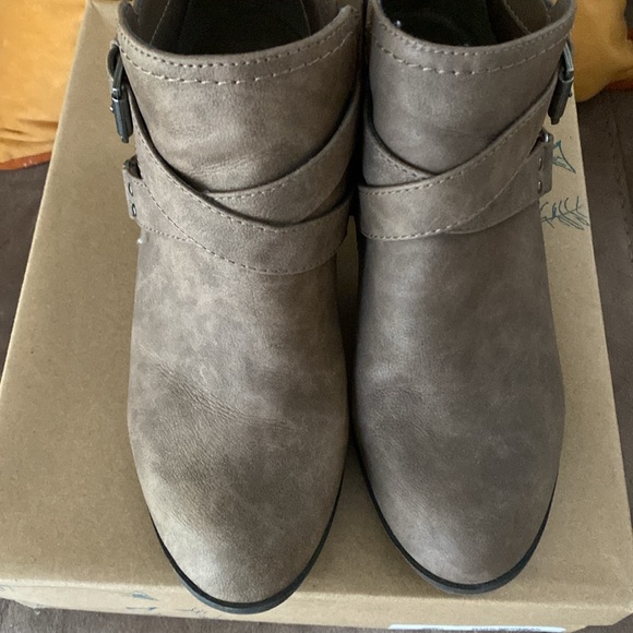 Indigo Road Woman’s Booties - Picture 2 of 6